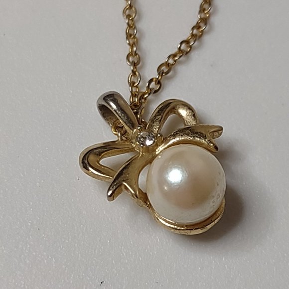 Gold Tone Bow And Faux Pearl Pendant Necklace 18 Inches Long - Picture 6 of 12